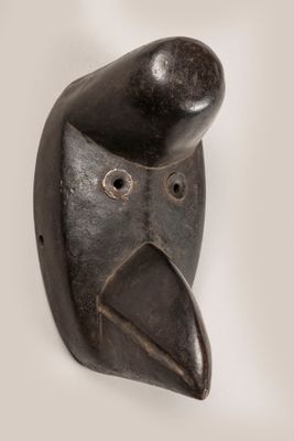 l'image d'un masque noir sur fond blanc