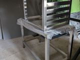 une chaise en métal posée au milieu d'une pièce