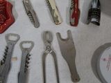de nombreux types d'ouvre-bouteilles disposés sur une table