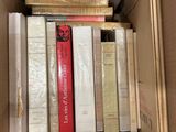 une boîte pleine de livres posée sur une table