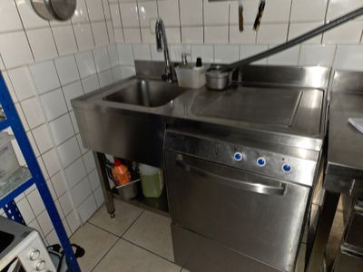 un évier en inox et un lave-vaisselle dans une cuisine