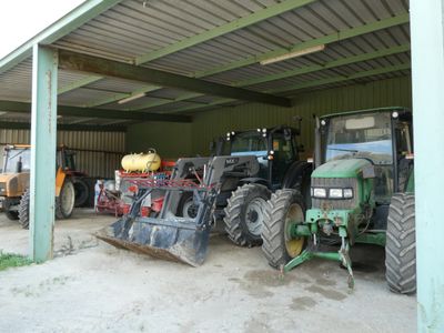 de nombreux tracteurs garés dans un garage
