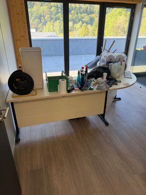 un bureau encombré, près d'une fenêtre