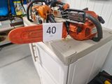 une tronçonneuse posée sur un réfrigérateur dans un magasin