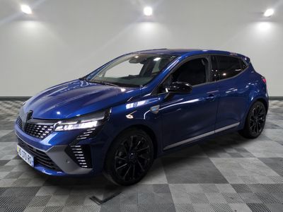 Une Toyota C-HR bleue est garée sur un sol à damier