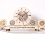une horloge posée sur une table