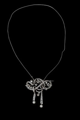 gros plan d'un collier sur fond noir