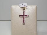un gros plan d'une croix à laquelle est accrochée une étiquette