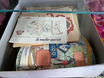 une boîte contenant tout un tas de papiers
