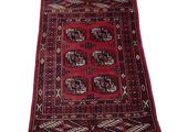 gros plan d'un tapis rouge sur fond blanc