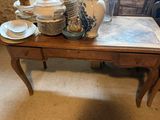 une table sur laquelle se trouvent beaucoup de plats et de tasses