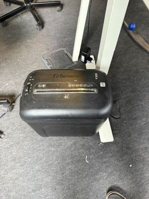 un bagage posé par terre à côté d'une chaise