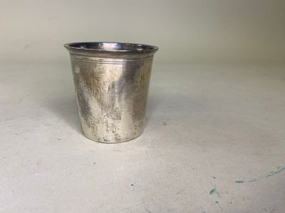 une coupe en argent posée sur une table