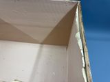 une boîte en carton percée d'un trou au milieu