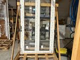 des palettes en bois soutenant une grande vitrine dans un entrepôt