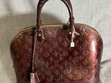 sac à main Louis Vuitton marron avec des finitions dorées