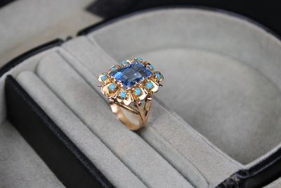 une bague en or sertie d'une pierre bleue
