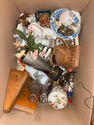 une boîte remplie d'objets divers