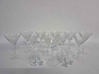 J/ Suite de 11 coupes en cristal à motif de rubans.