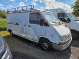 deux camionnettes blanches garées l'une à côté de l'autre dans un parking