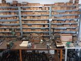 une pièce où se trouvent de nombreux outils posés sur une table
