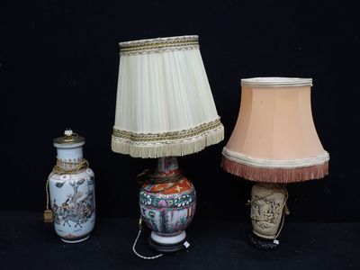 trois lampes placées l'une à côté de l'autre sur une table