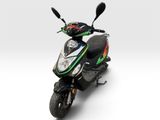 un scooter noir et vert sur lequel est posé un casque
