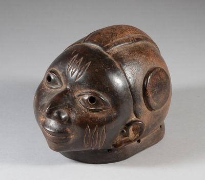 une image représentant une sculpture en bois représentant un visage
