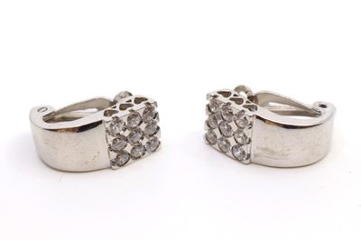 paire de boucles d'oreilles en diamant sur fond blanc