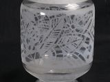 un vase en verre orné d'un motif sur fond noir
