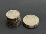 une pile de pièces empilées les unes sur les autres sur une table