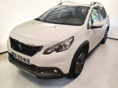 la petite voiture blanche est garée dans une pièce blanche