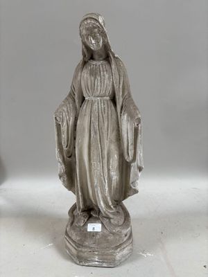 l'image d'une statue de femme tenant un livre