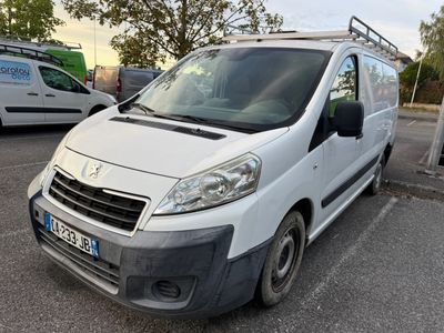 une camionnette blanche garée dans un parking