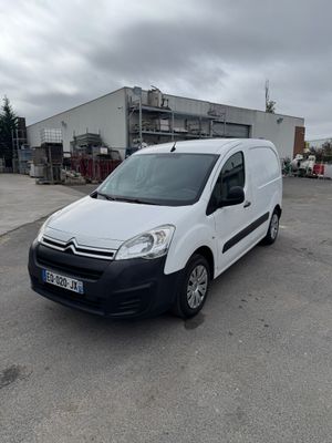 la camionnette blanche est garée sur le parking à l'extérieur du bâtiment