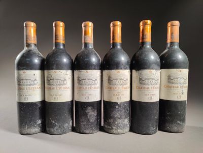 six bouteilles de vin sont alignées sur une table