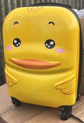 une valise jaune sur laquelle est représenté un canard jaune