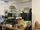 une chambre en désordre, avec beaucoup de bric-à-brac par terre