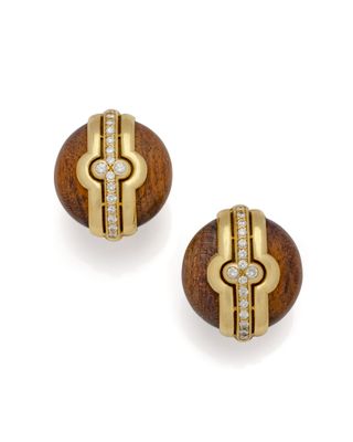 une image d'une paire de boucles d'oreilles en or et diamants