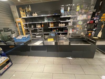 un magasin avec beaucoup d'articles sur les étagères