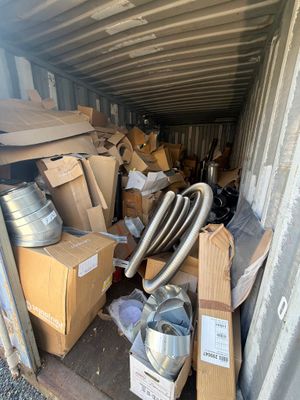 un tas de bric-à-brac à l'arrière d'un camion de déménagement