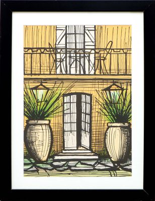 une photo d'une photo d'un bâtiment avec des plantes en pot