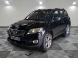 une photo d'une Toyota RAV noire garée dans un garage