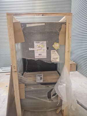 des toilettes qui se trouvent au milieu d'une pièce