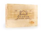 une boîte en bois avec une étiquette de vin