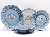 un grand nombre d'assiettes posées sur une table