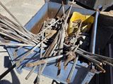 un tas d'outils posé par terre à côté d'une boîte