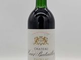 gros plan d'une bouteille de vin sur une surface blanche