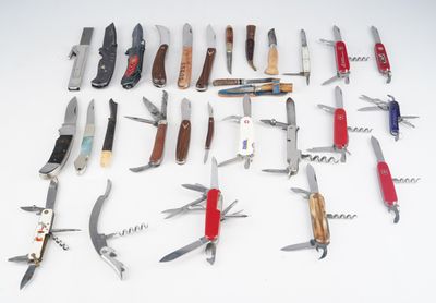 de nombreux modèles différents de couteaux suisses sur la table