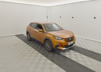 une image d'une voiture garée dans un garage